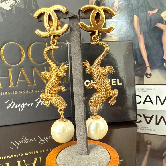 LOT 2222 RUNWAY 24K gold plated CHANEL vintage lizard Earrings with Pearls 1991 - Picture 6 of 17